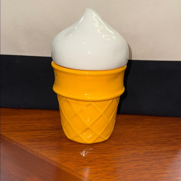 NWT Rae Dunn Ceramic Ice Cream Cone Vanilla Cream Scented Candle 10.8oz w/lid - Picture 3 of 11